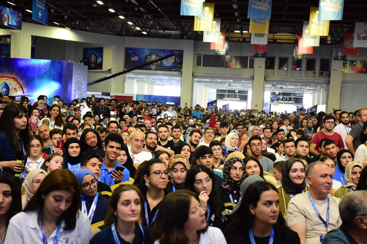 Selçuk Bayraktar, TEKNOFEST Akdeniz'de Geleceğin Gençleriyle Buluştu