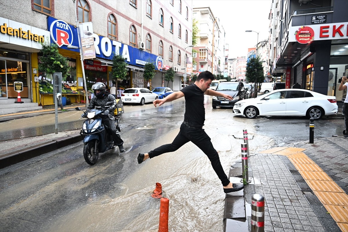 İstanbul'da Sağanak Yağışlar, Yaralanmalara ve Su Baskınlarına Neden Oldu