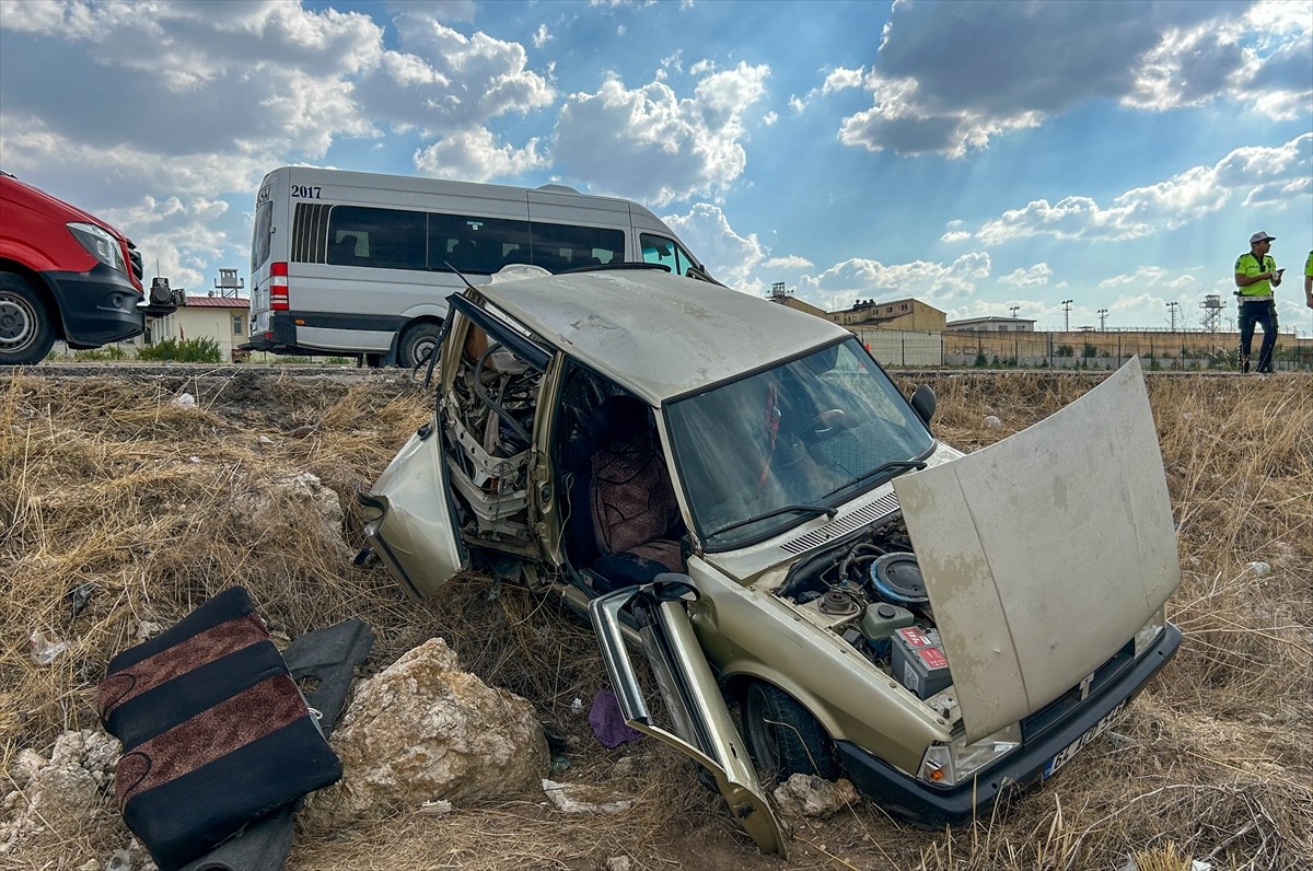 Uşak'ta Minibüs ve Otomobil Çarpıştı: 1 Ölü, 3 Yaralı