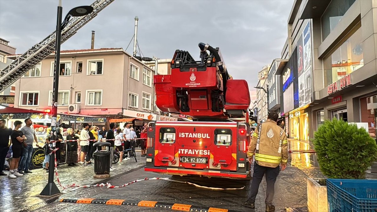 Ataşehir'de Yangın Paniği: Çatı Katında Yangın Kontrol Altına Alındı