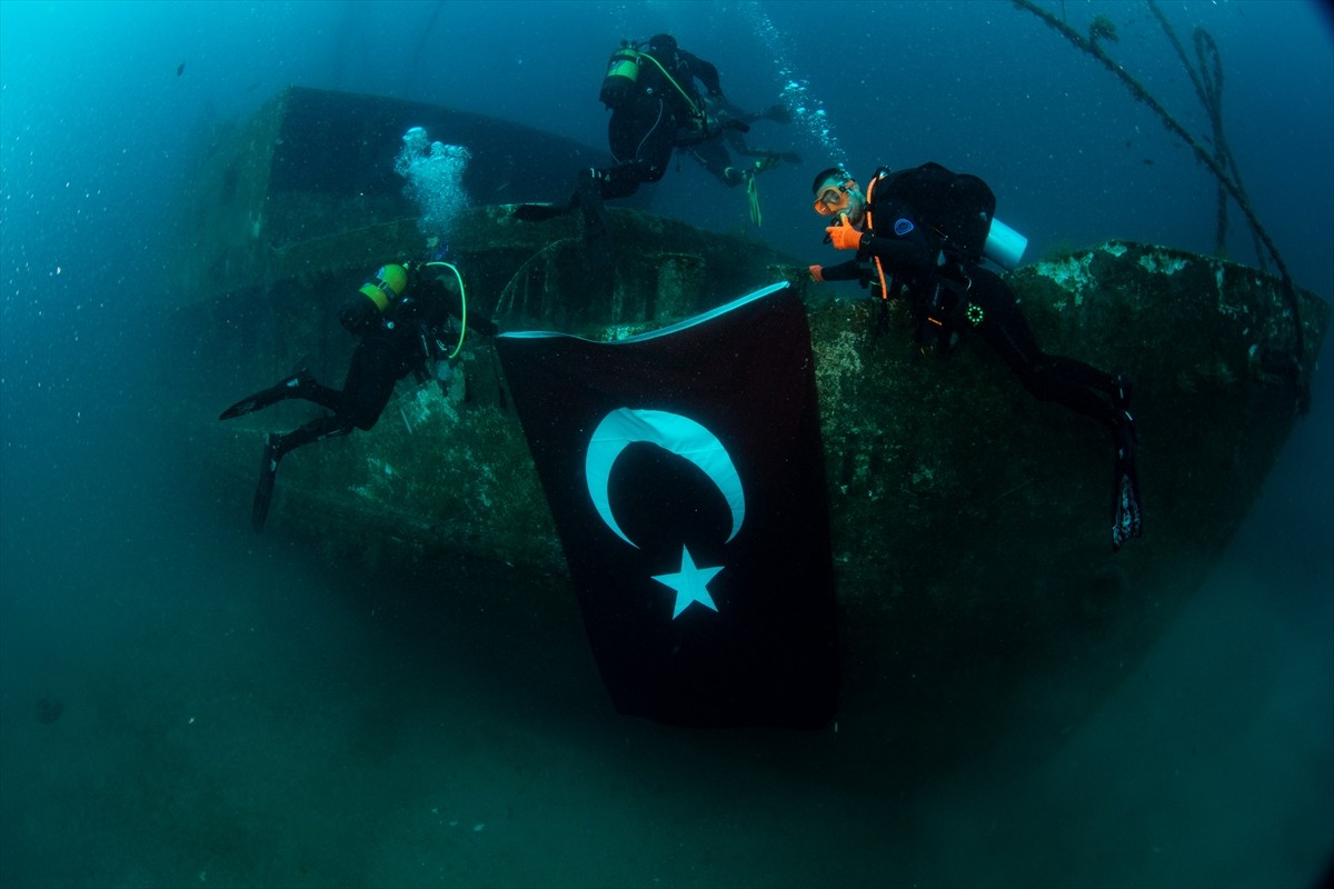 İzmir'de Dalgıçlar 9 Eylül'ü Su Altında Kutladı