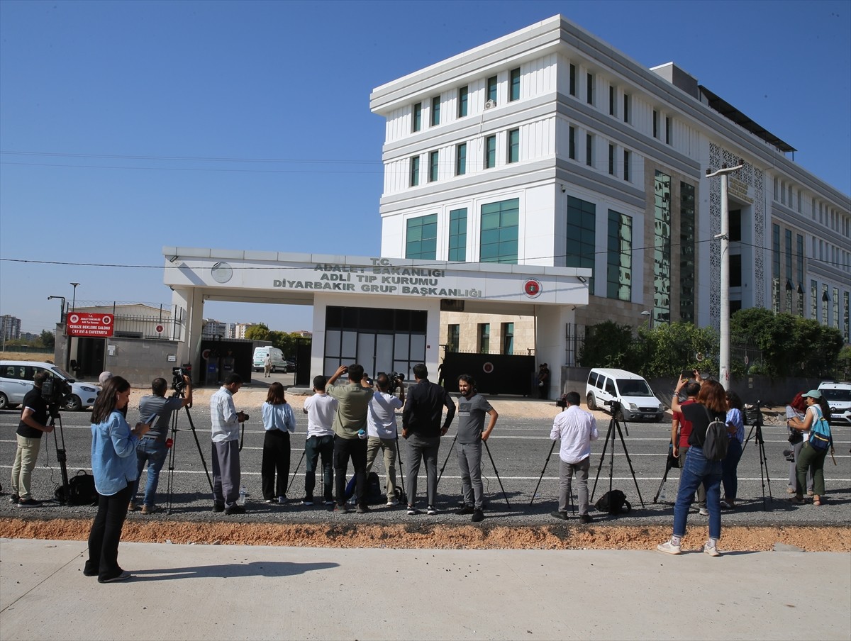 Diyarbakır'da 8 Yaşındaki Narin Güran'ın Cenazesi Yakınlarına Teslim Edildi