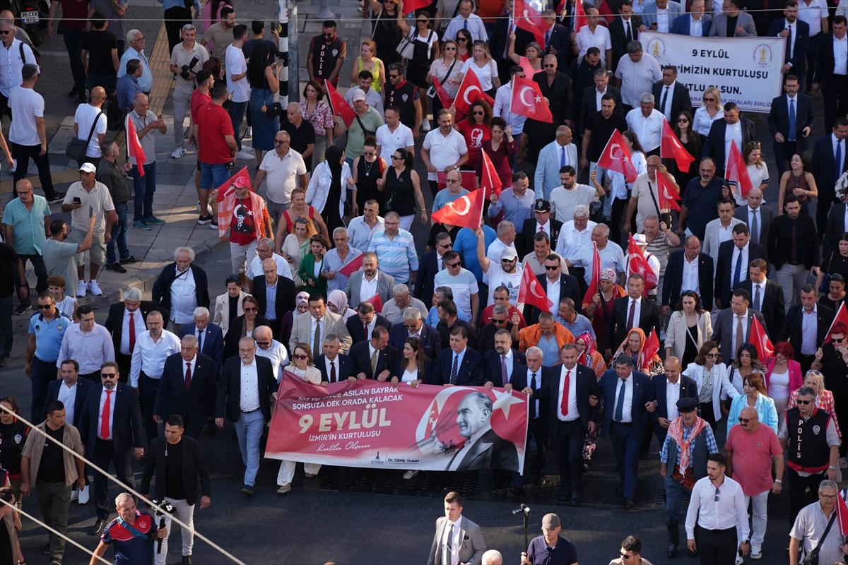 İzmir'in Düşman İşgalinden Kurtuluşu Coşkuyla Kutlandı