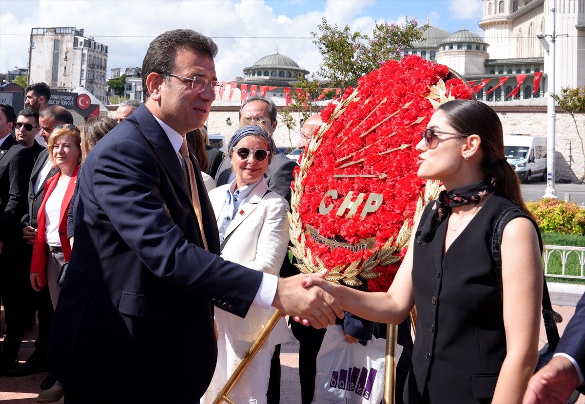 Cumhuriyet Halk Partisi 101. Yılını Taksim'de Kutladı