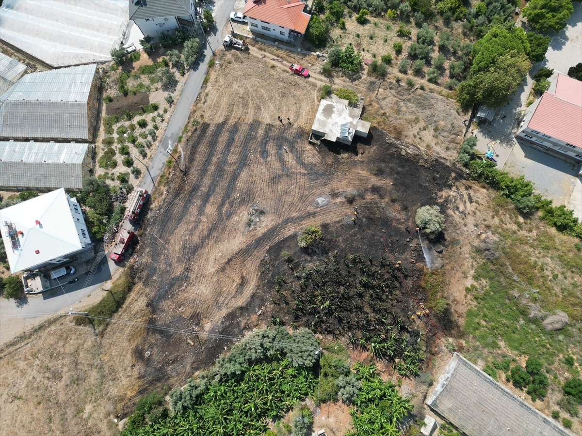 Antalya'da Otluk Alanda Çıkan Yangın Kontrol Altına Alındı