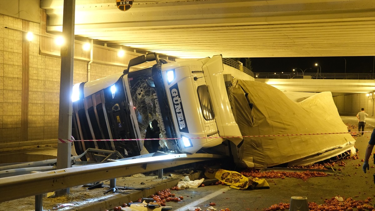 Konya'da Domates Yüklü Tır Devrildi: Bir Kişi Hayatını Kaybetti