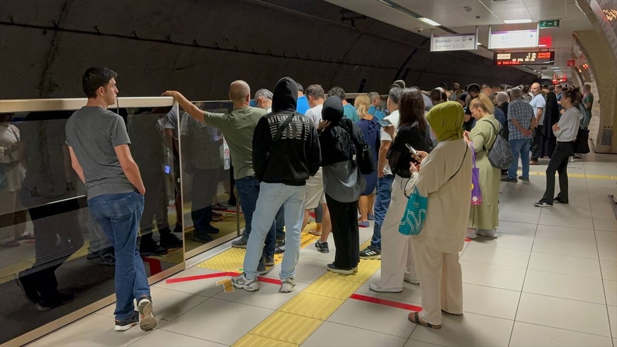 İstanbul'da Metro Arızası: Samandıra-Üsküdar Seferi Aksadı