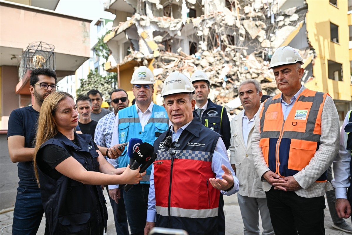 Büyükçekmece'de Riskli Bina Yıkıldı, Betonundan Deniz Kabukları Çıktı