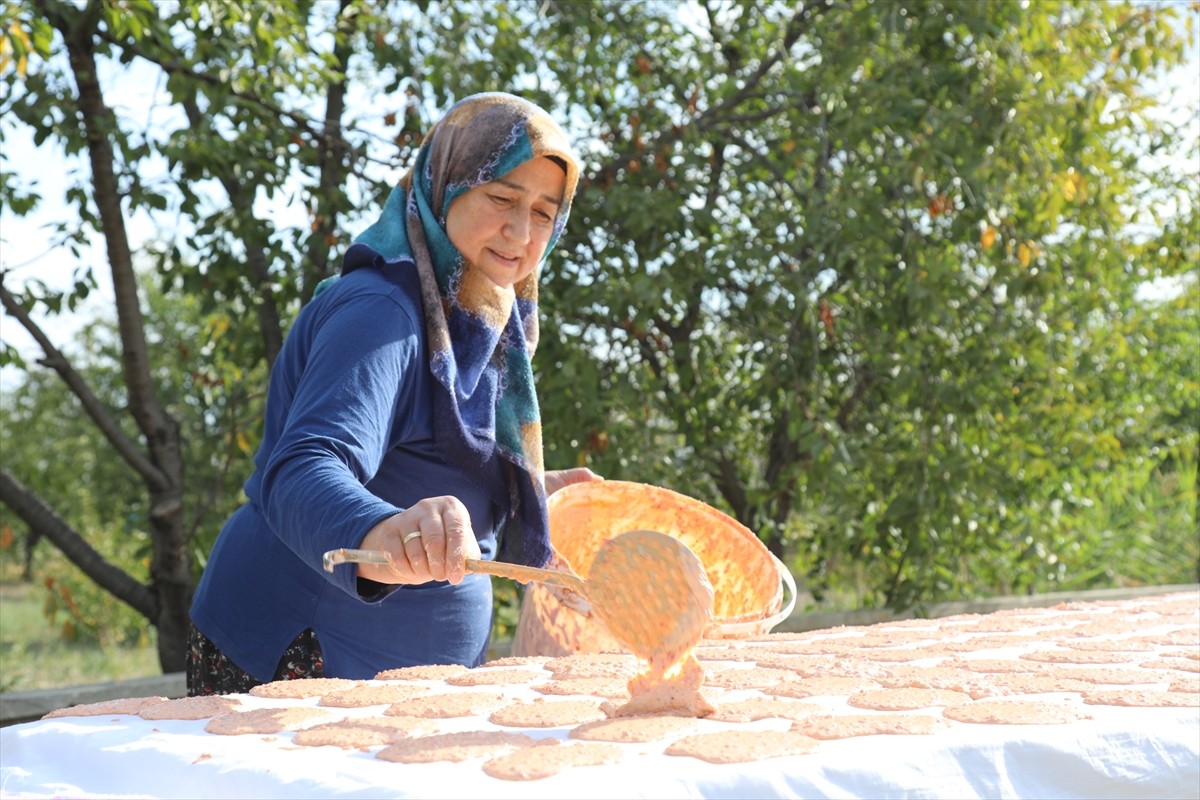 Çubuk'ta Kadınlar Tarhana Üreterek Gençlere Destek Oluyor