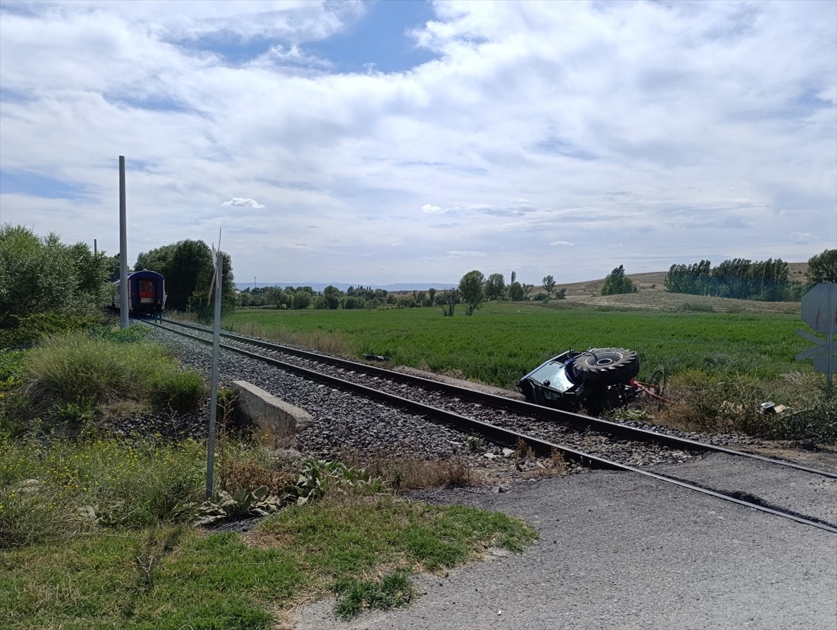 Afyonkarahisar'da Yolcu Treni Traktöre Çarptı