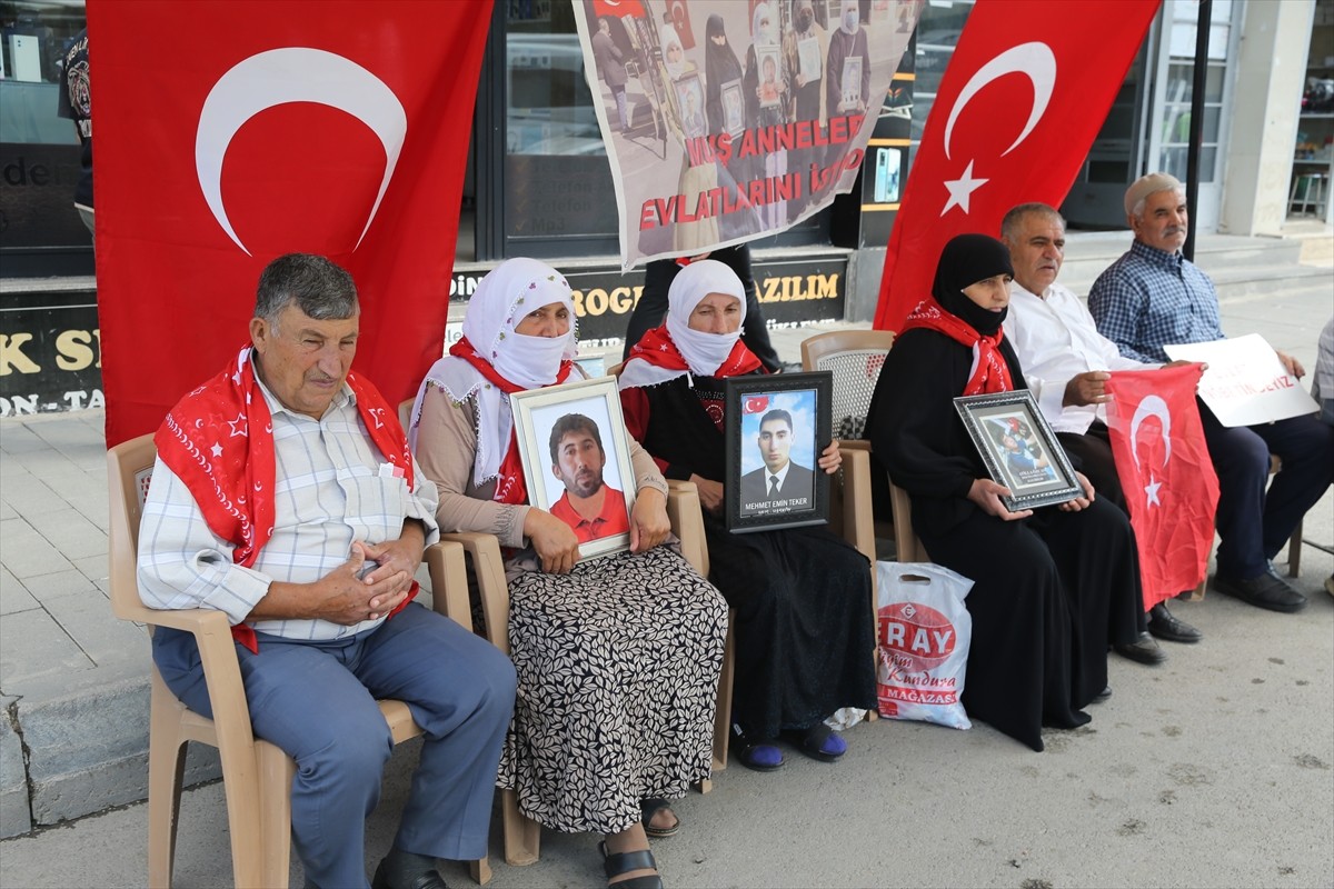 Muş'ta Ailelerin DEM Parti Önündeki Eylemleri Devam Ediyor