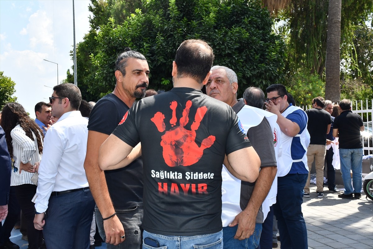 Adana'da Sağlıkçılardan Doktor Darbisine Protesto