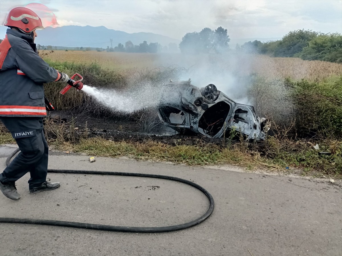 Sakarya'da Devrilen Otomobil Alev Alev Yandı