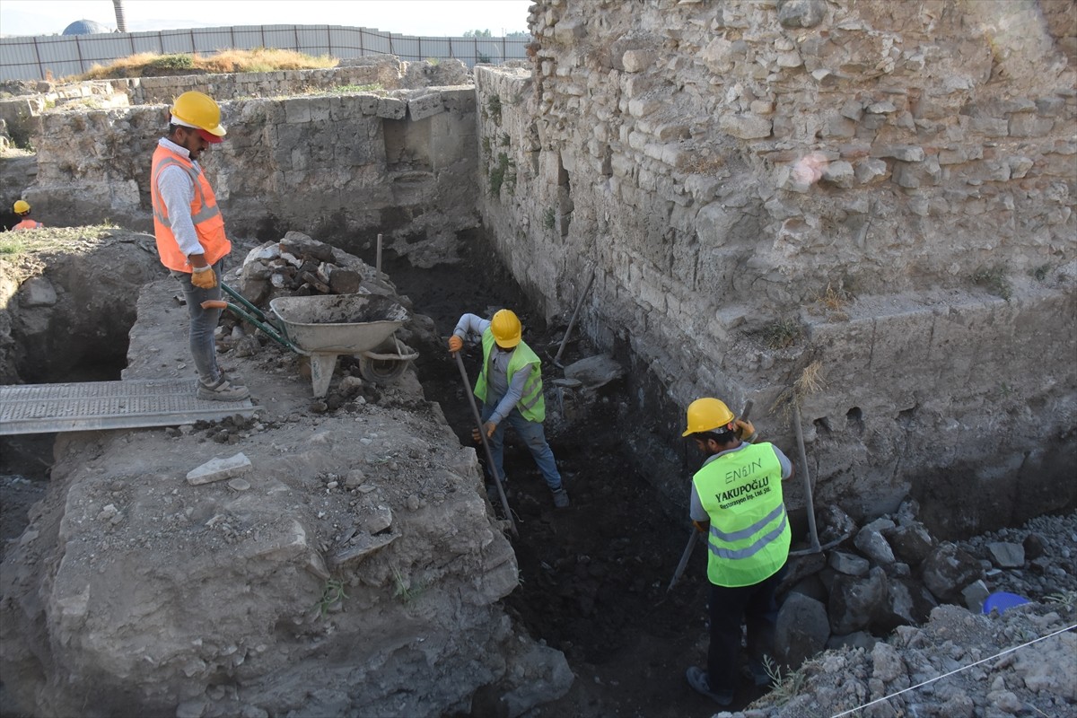 Eski Van Şehri'nde Ulu Cami Restorasyonu Devam Ediyor