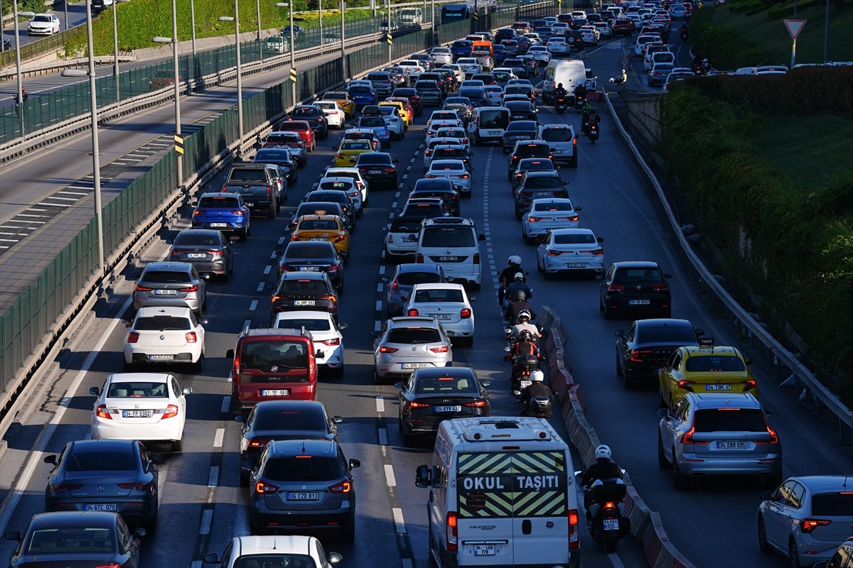 İstanbul Trafiği Yoğunlaşmaya Devam Ediyor