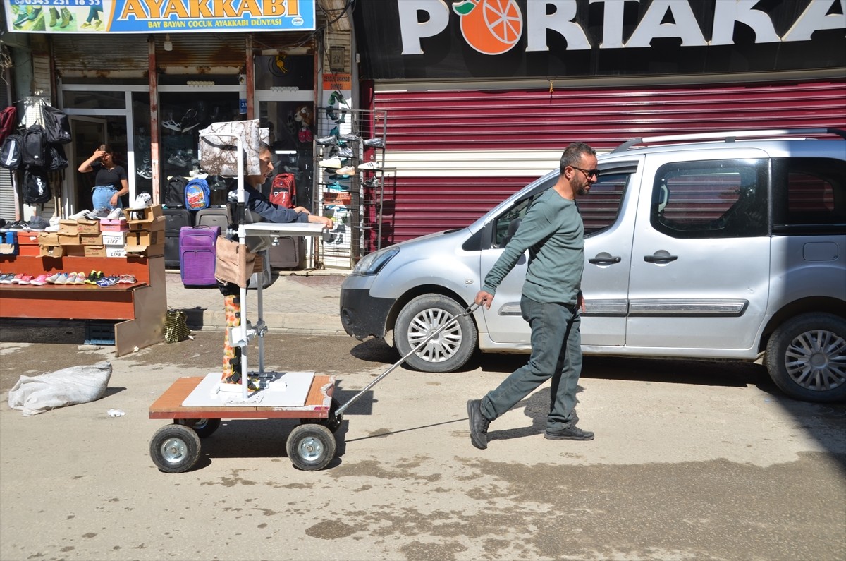 Serebral Palsili Oğluna Özel Tekerlekli Sehpa Yapan Baba