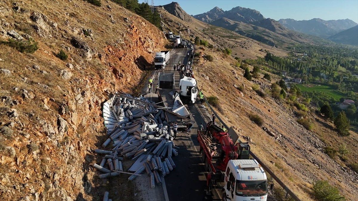 Kahramanmaraş'ta Kumaş Yüklü Tırın Devrilmesi Trafiği Felç Etti