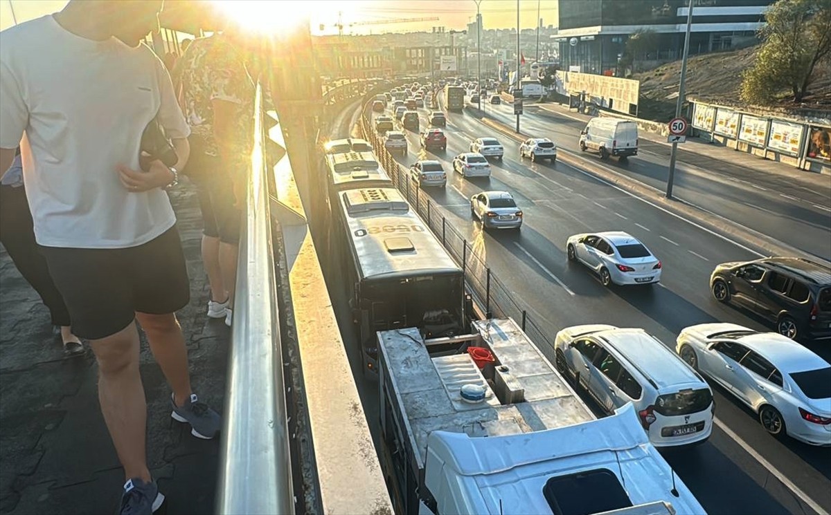 Beylikdüzü-Söğütlüçeşme Metrobüs Seferinde Lastik Patlaması