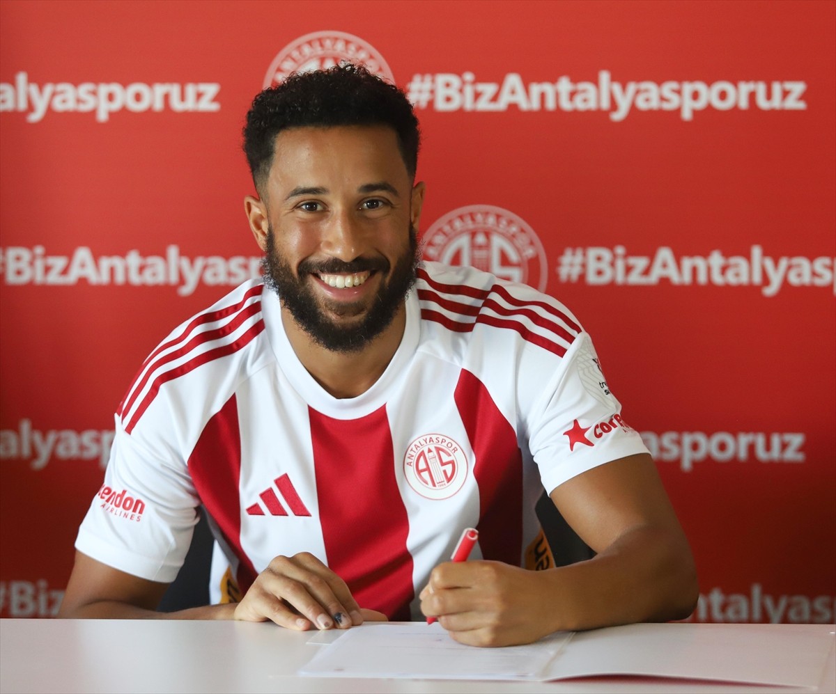 Antalyaspor, Andros Townsend ile İmza Töreni Düzenledi