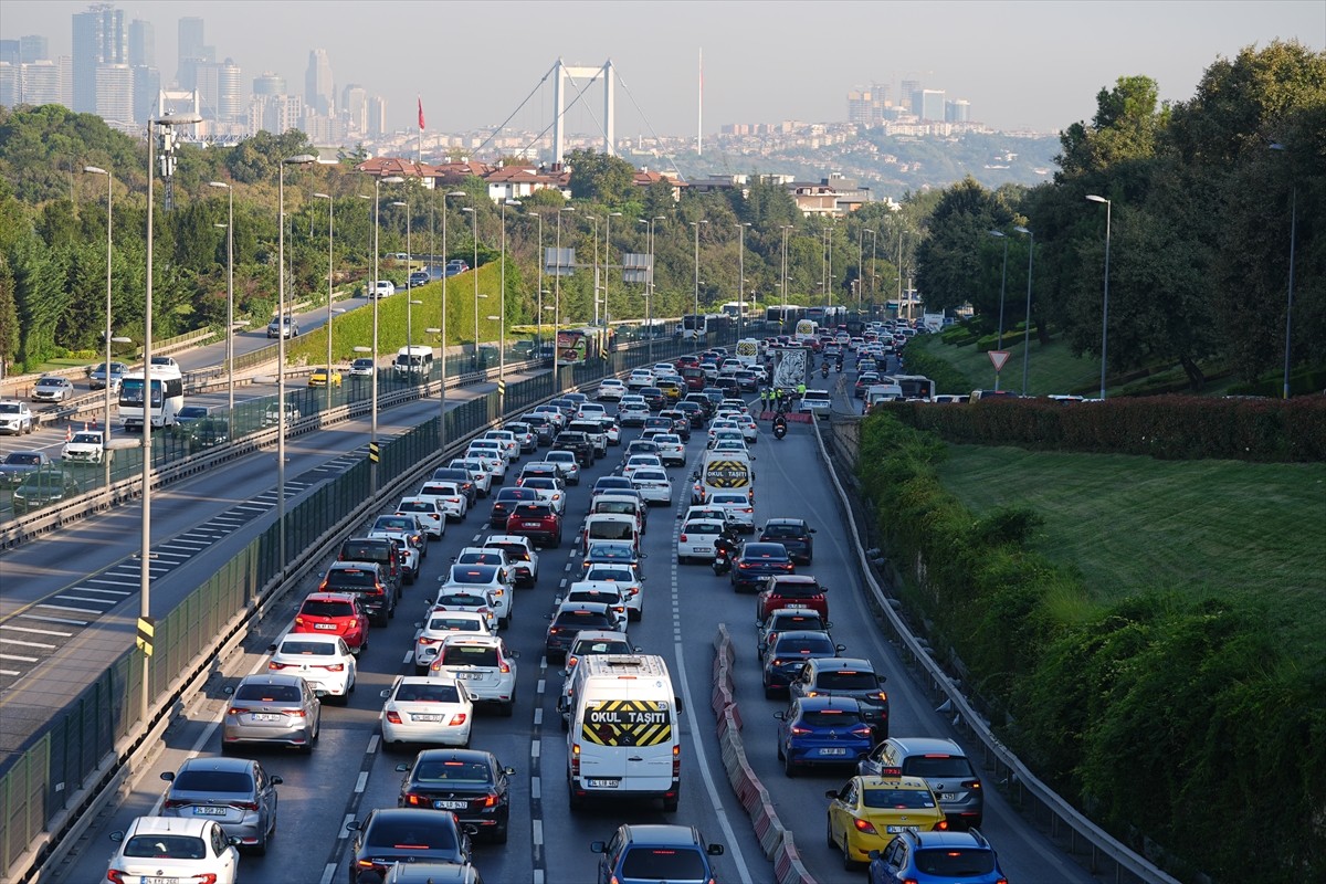 İstanbul'da Trafik Yoğunluğu Haftanın Sonunda Artıyor