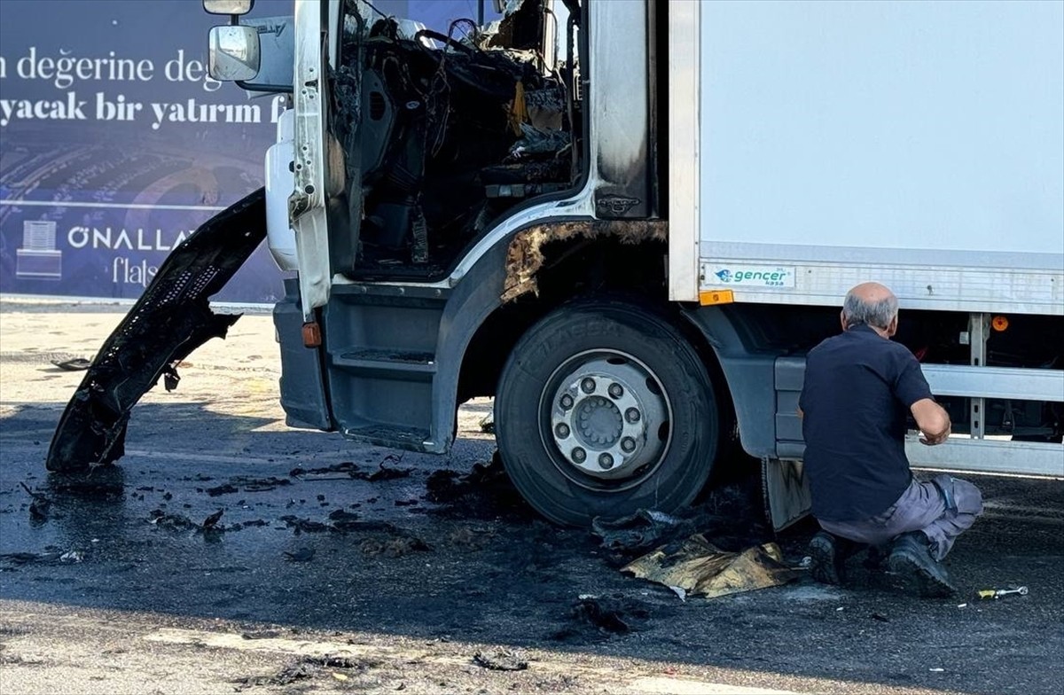 Tuzla'da Zincir Market Sevkiyat Kamyonunda Yangın