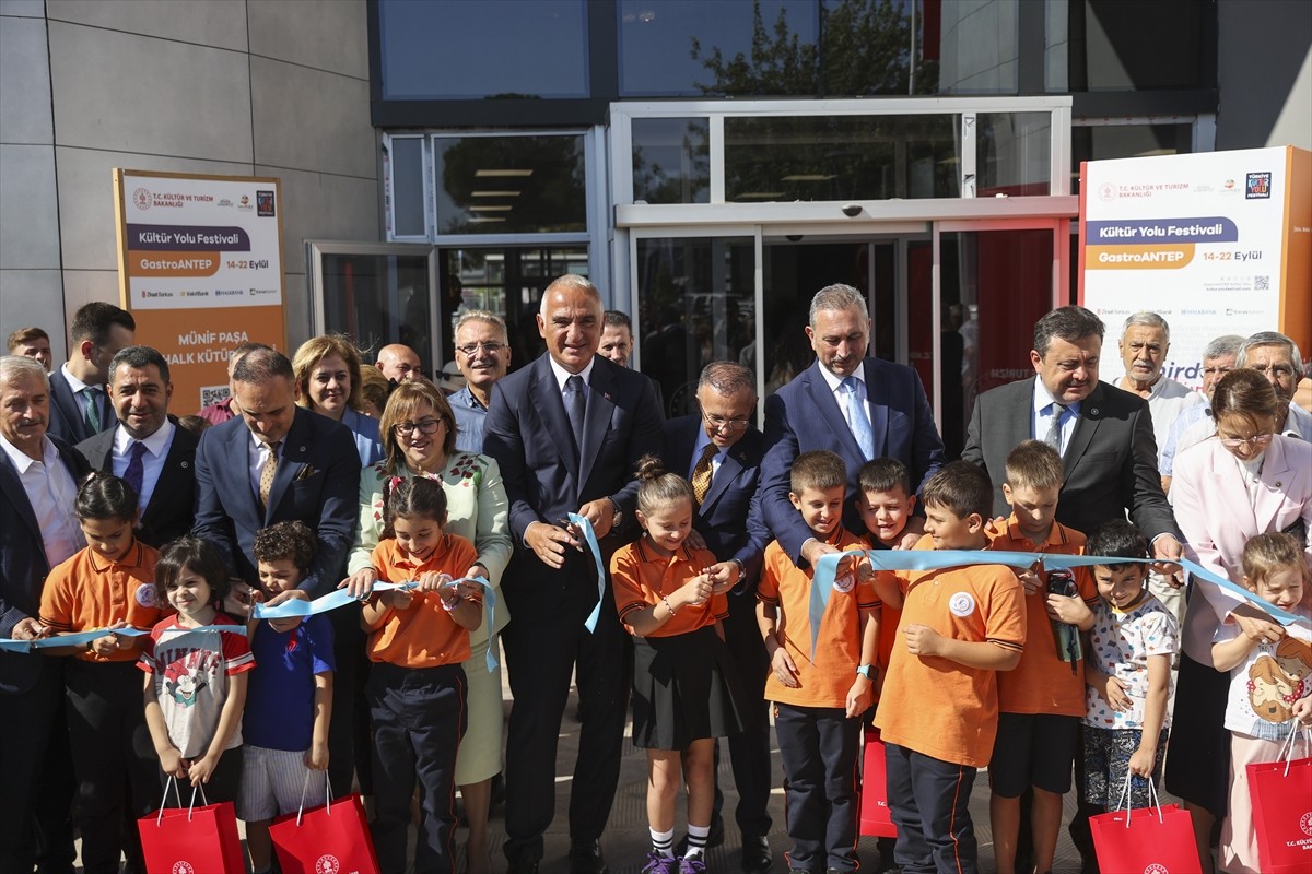 Kültür ve Turizm Bakanı Ersoy'dan Gaziantep'teki Kütüphane Açılışı