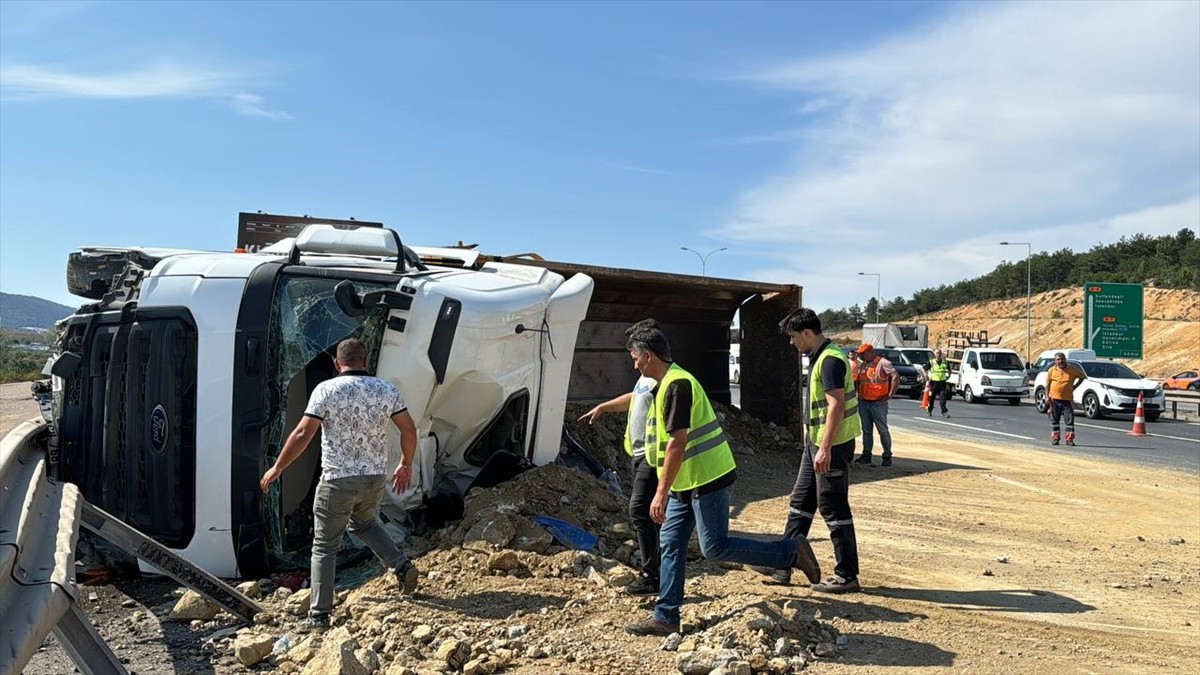 Pendik'te Devrilen Kamyon Sürücüsü Yaralandı