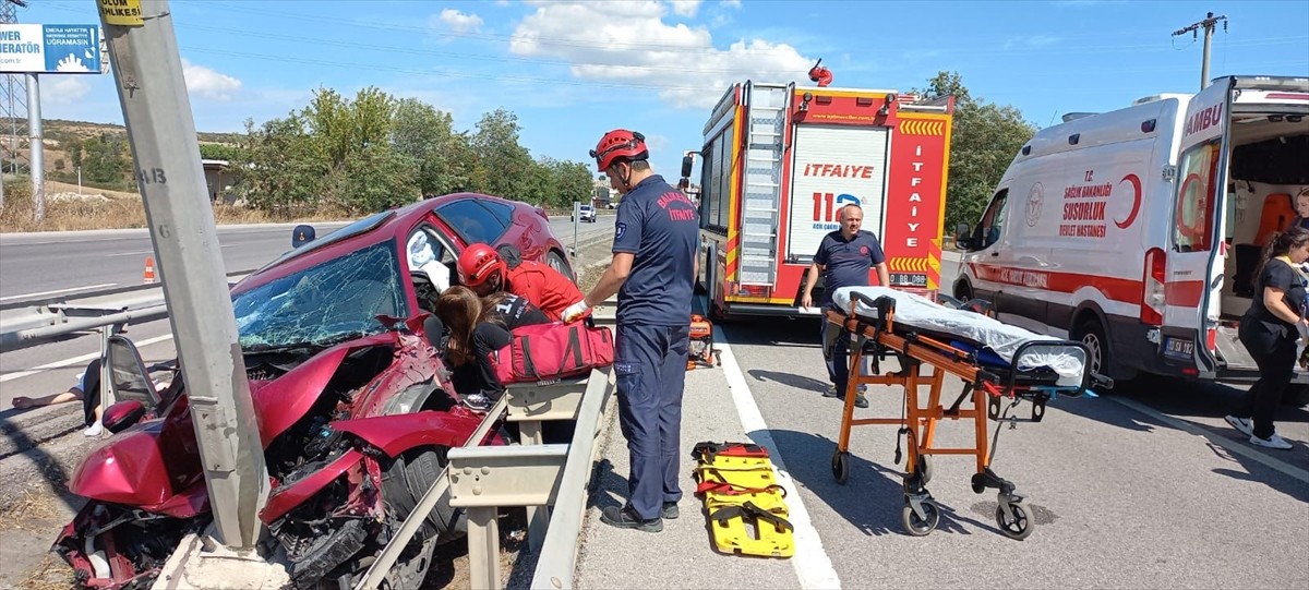 Balıkesir'de Aydınlatma Direğine Çarpan Araçta Kaza: 1 Ölü, 2 Yaralı