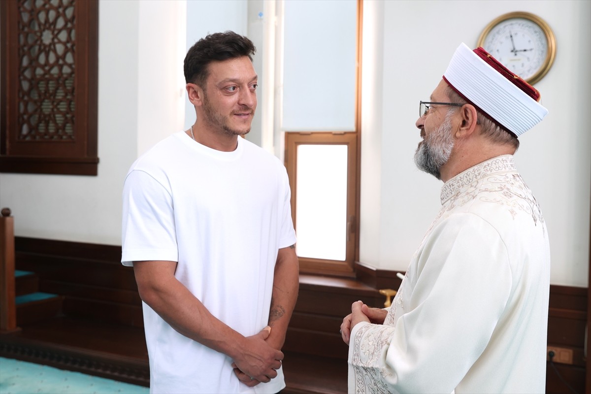 Diyanet İşleri Başkanı Ali Erbaş, Mesut Özil ile Çilehane Camii'nde Buluştu