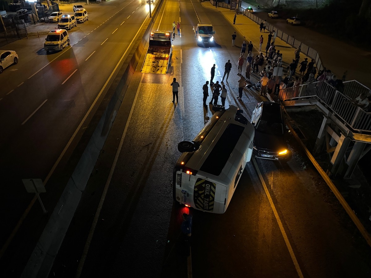 Kocaeli'de İşçi Servisi ile Otomobil Çarpıştı: 7 Yaralı