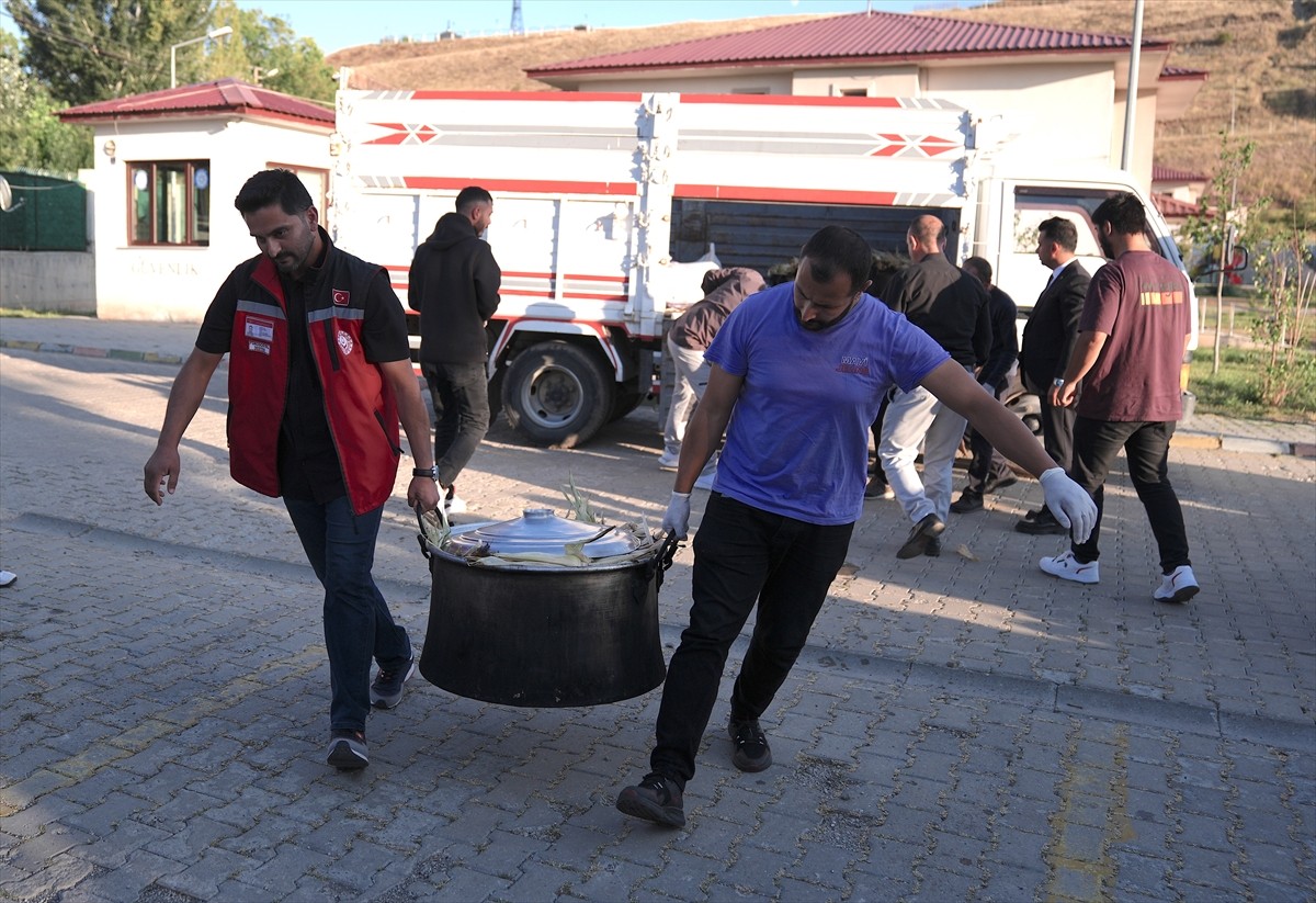 Erzurum’da Şehit Babası Çocuklara Mısır İkram Etti