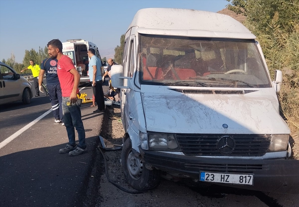 Erzincan'da Minibüs Kazası: 9 Yaralı