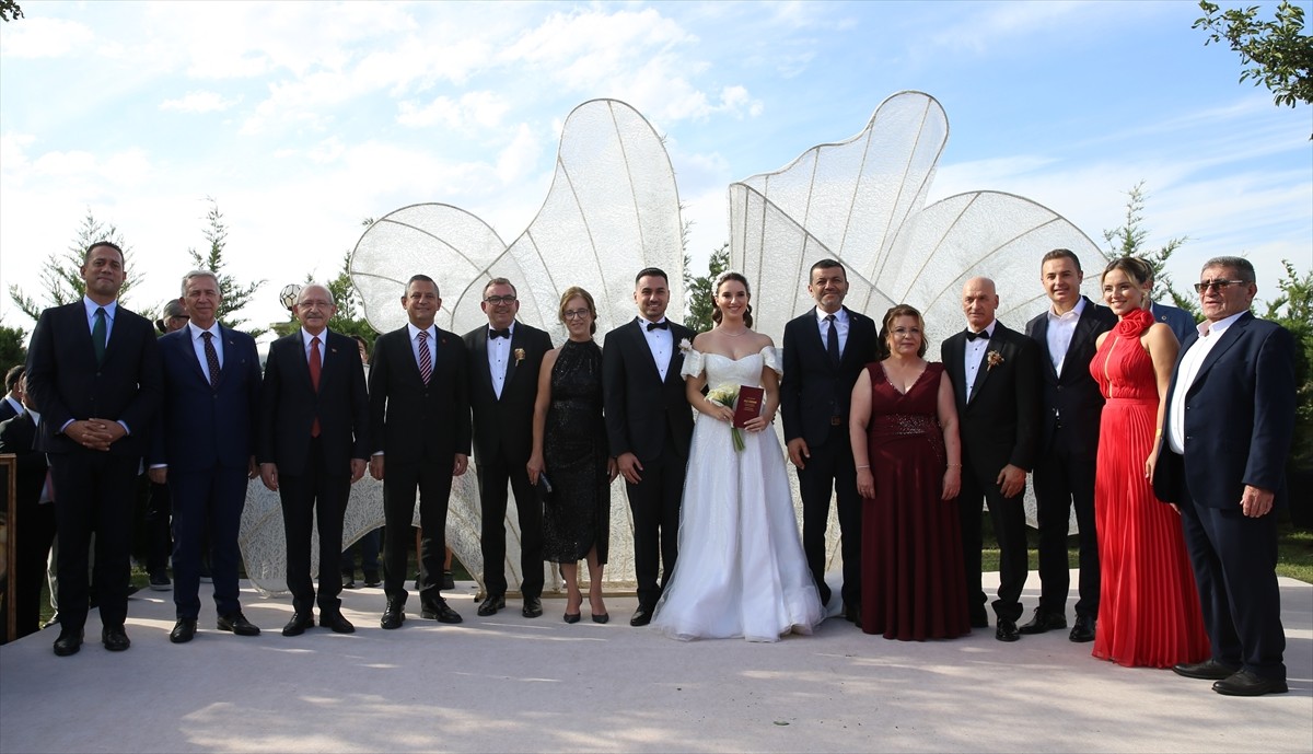 CHP Genel Başkanı Özgür Özel, Ozan Karaca ve Ezgi Emren'in Nikah Şahidi Oldu