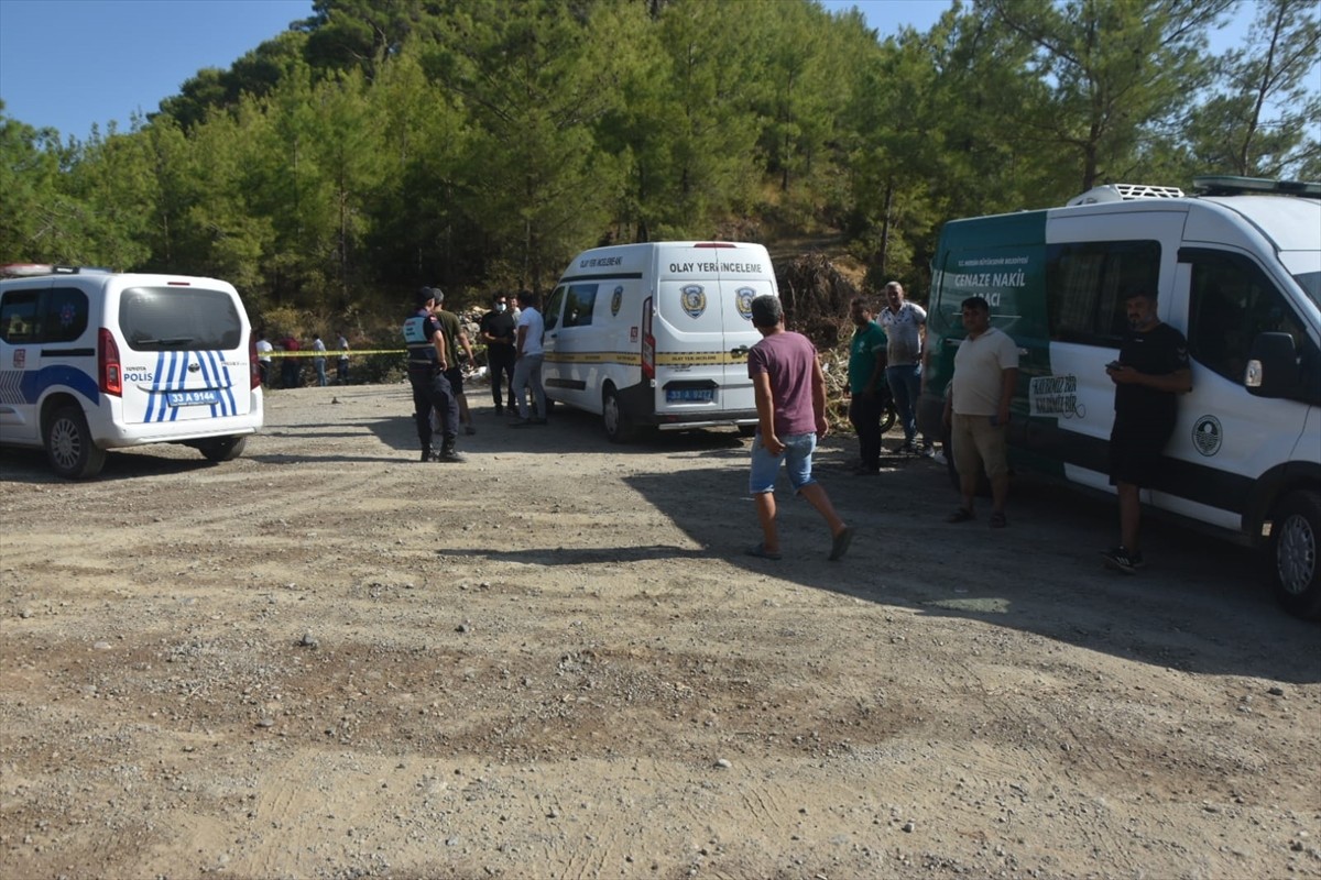 Mersin'in Gürlevik Mahallesi'nde Çöp Dökme Alanında Erkek Cesedi Bulundu