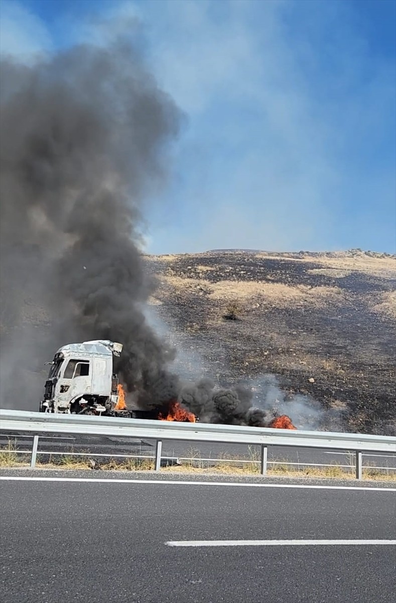 Erzincan'da Seyir Halindeki Tır Yangını