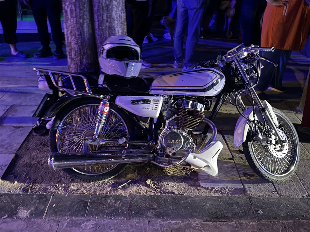 Düzce'de Motosiklet ve Otomobil Çarpıştı: İki Yaralı