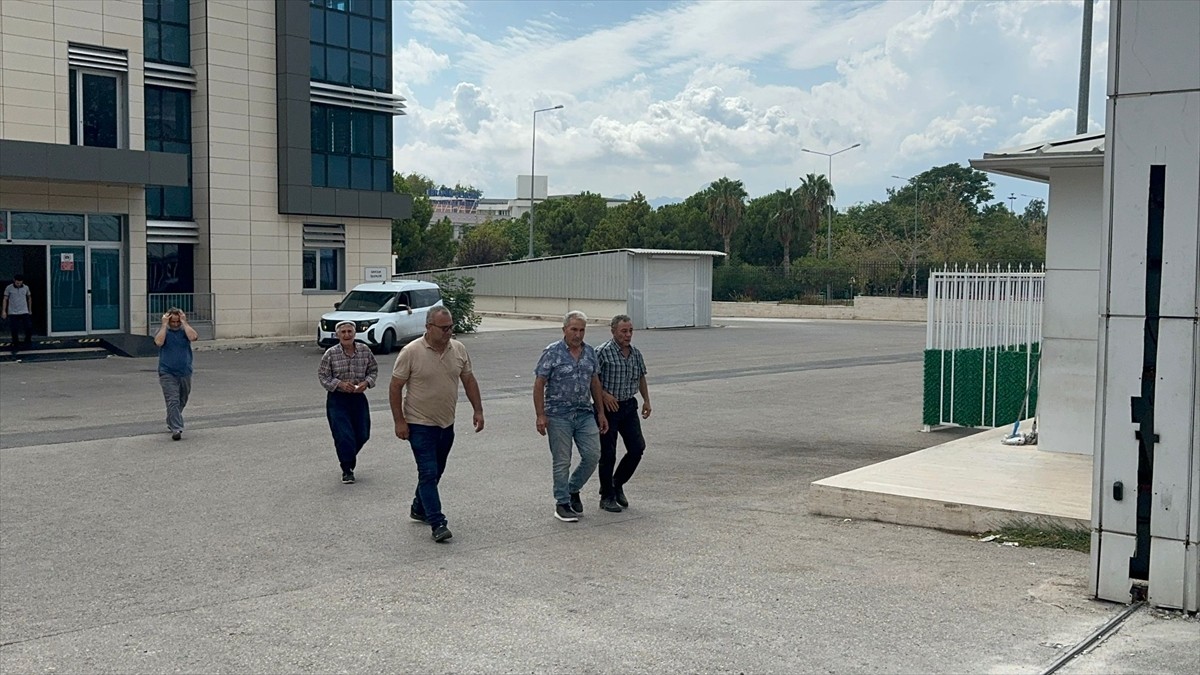 Antalya'daki Trafik Kazasında Üç Kişi Hayatını Kaybetti