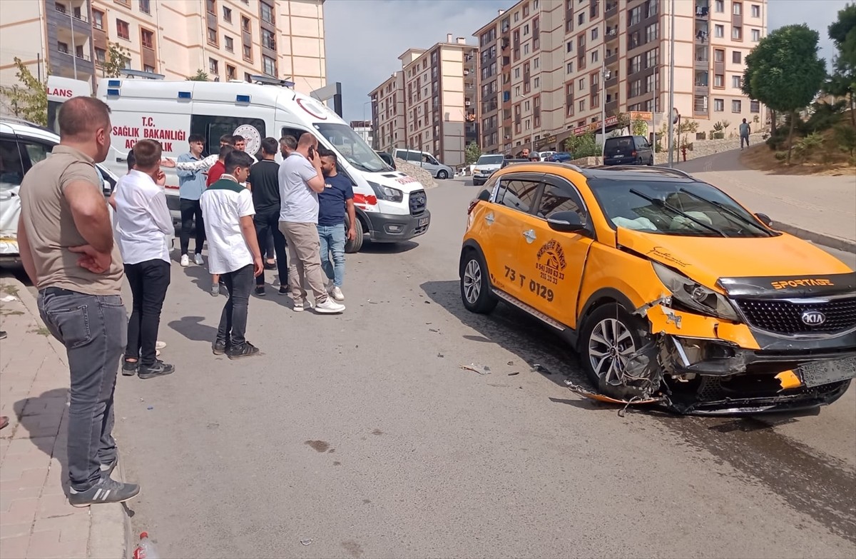 Şırnak'ta Taksi ve Hafif Ticari Araç Çarpıştı: 4 Yaralı