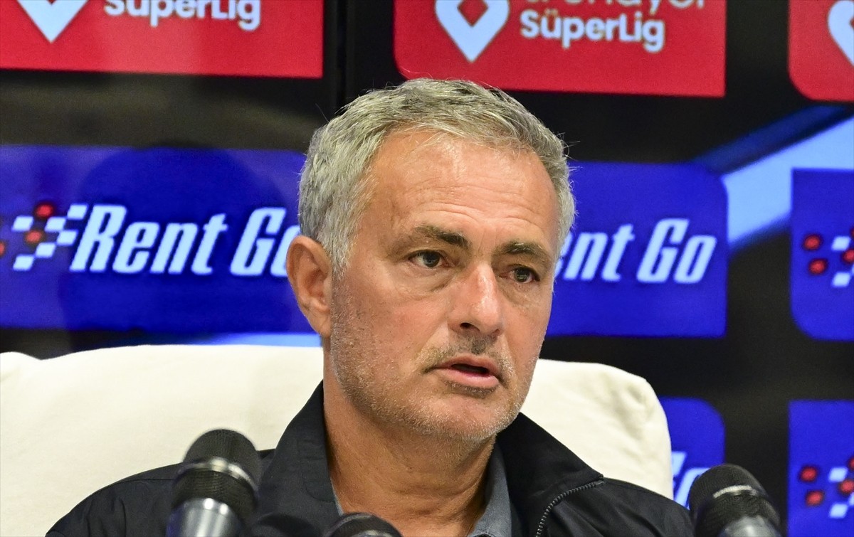 Fenerbahçe Teknik Direktörü Mourinho: 'Milli aralar dönüşü en önemli şey 3 puan almaktır'