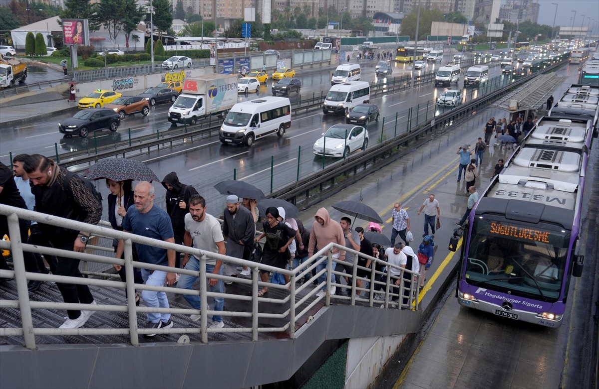 İstanbul'da İlk İş Günü Yağışla Birlikte Trafik Yoğunluğu Arttı