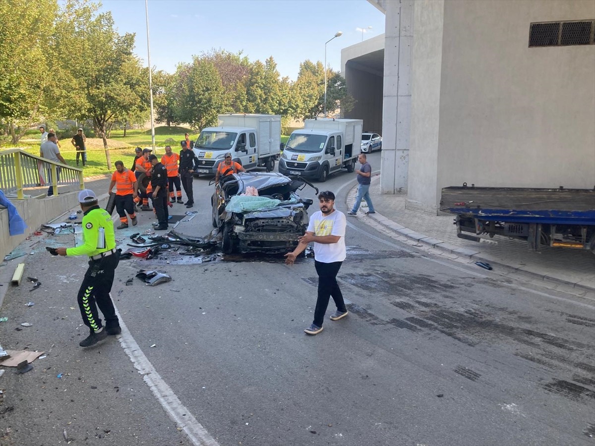 Konya'da Üst Geçitten Düşen Otomobil Kazası: Genç Sürücü Hayatını Kaybetti