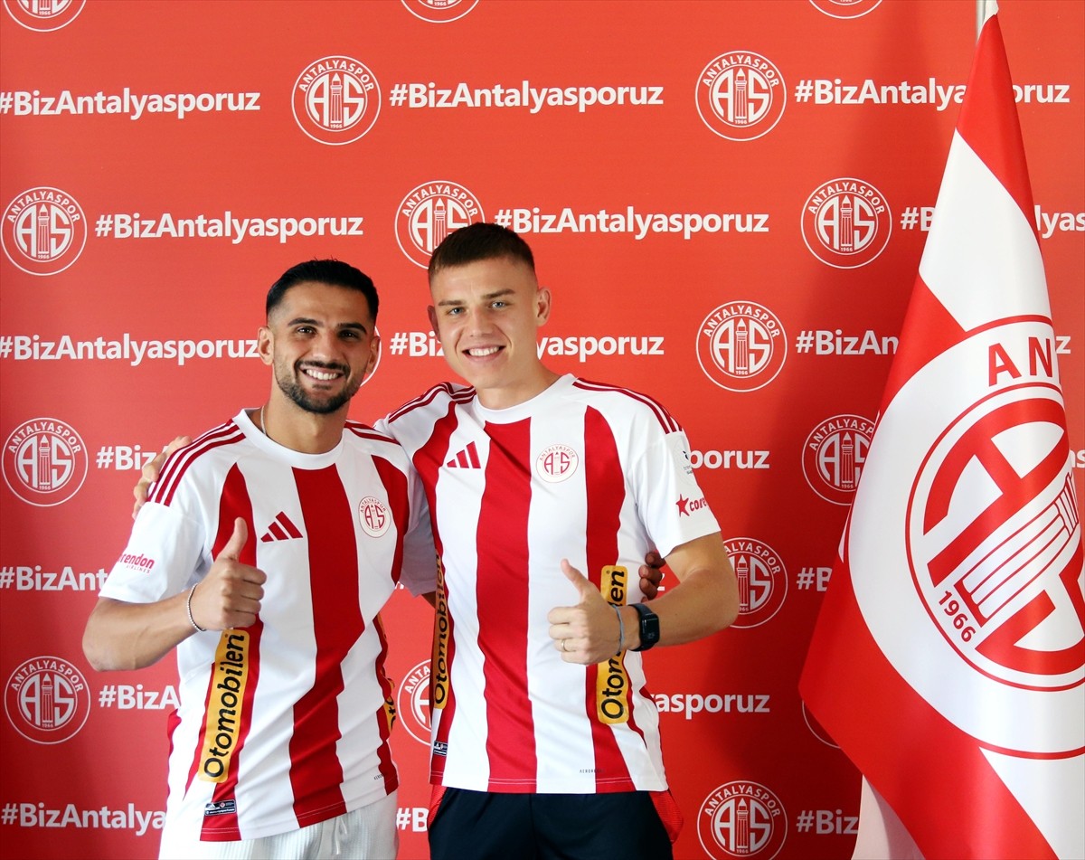 Antalyaspor'un Yeni Transferleri: Oleksandr Petrusenko ve Abdurrahim Dursun İmza Töreni Düzenledi