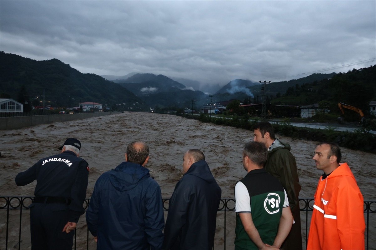 Artvin'deki Heyelan ve Taşkınlar 32 Köy Yolunu Kapattı