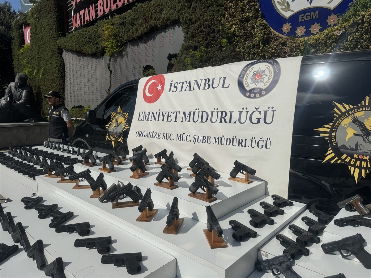 İstanbul'da Kaçak Silah Operasyonunda 9 Zanlı Tutuklandı