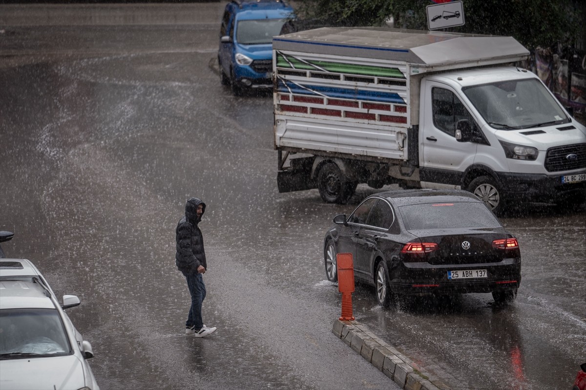 Erzurum'da Sağanak Yağış Hayatı Olumsuz Etkiledi