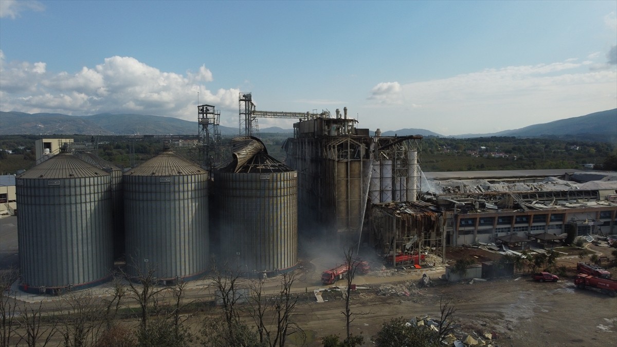 Sakarya'da Makarna Fabrikasında Meydana Gelen Patlamada Soğutma Çalışmaları Devam Ediyor