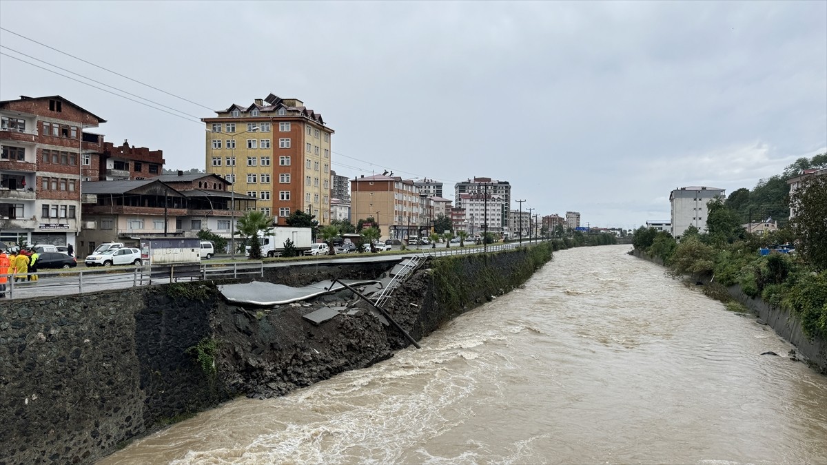 Artvin-Hopa Kara Yolunda Şiddetli Yağış Sonrası Çökme