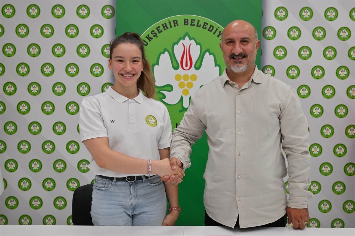 Şampiyon Cimnastikçi Ayşe Begüm Onbaşı, Manisa Büyükşehir Belediyespor'a Dönüyor