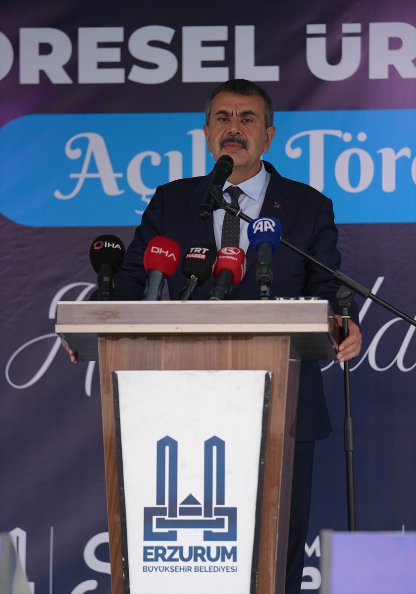 Yusuf Tekin, Tortum Yöresel Ürünler Çarşısı'nın Açılışında Destek Vurgusu Yaptı