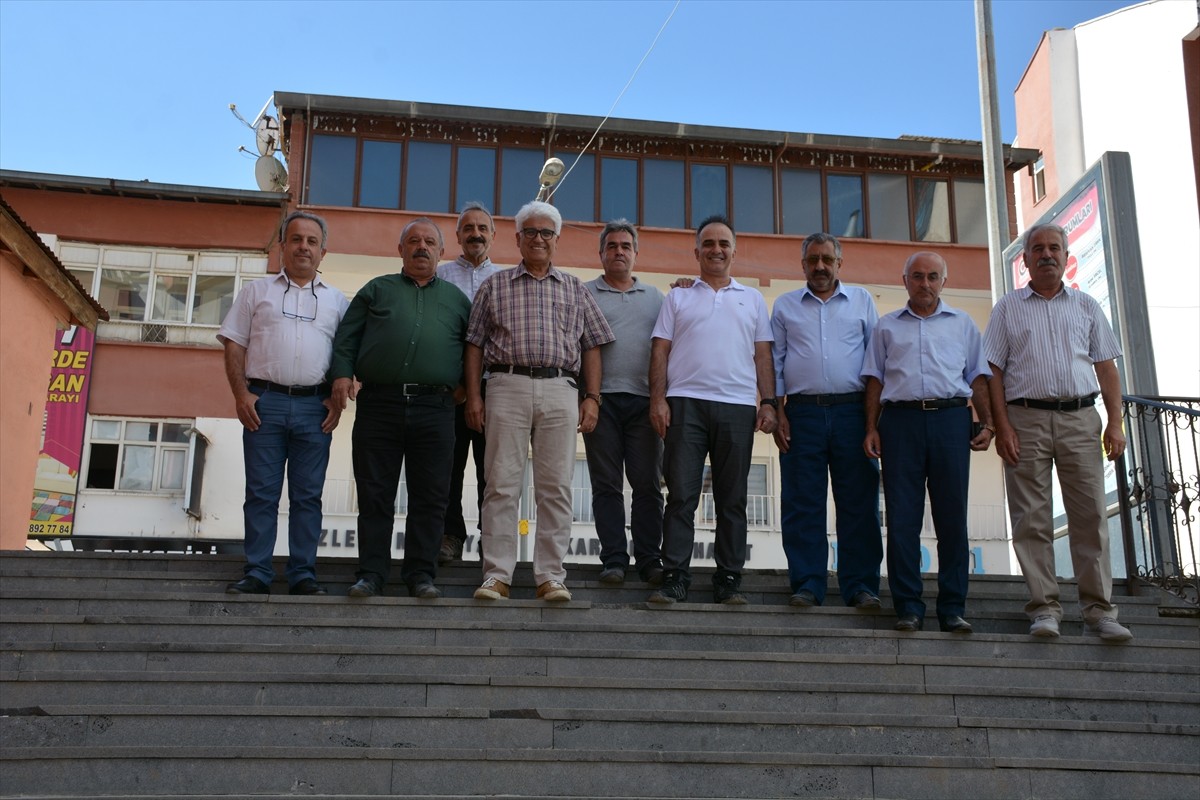 Emekli Öğretmenin 42 Yıl Sonra Hakkari'deki Öğrencileriyle Buluşması